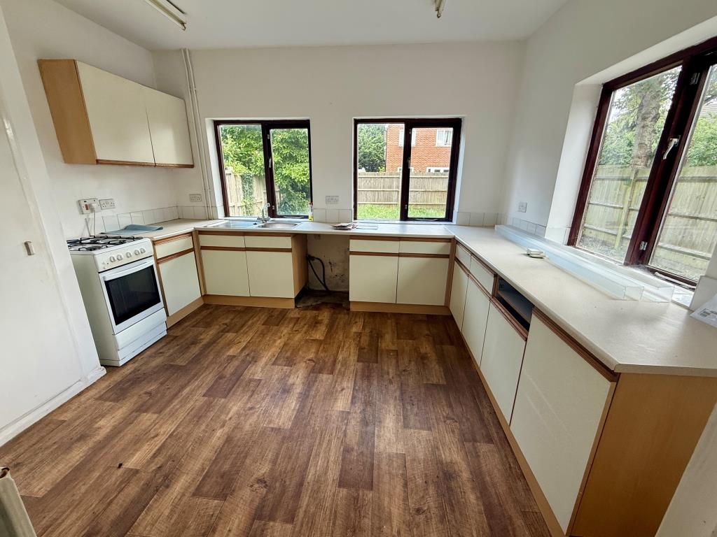 Lot: 44 - DETACHED THREE-BEDROOM BUNGALOW WITH POTENTIAL - Kitchen